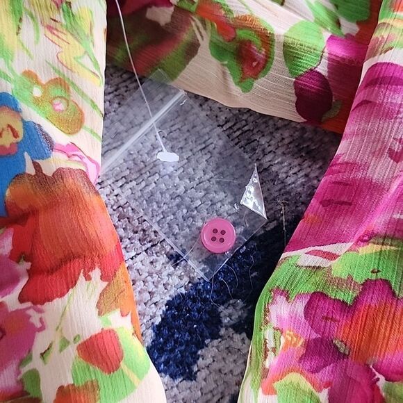 NWT Colorful Floral Blouse Lined Size M Chiffon - Picture 3 of 9